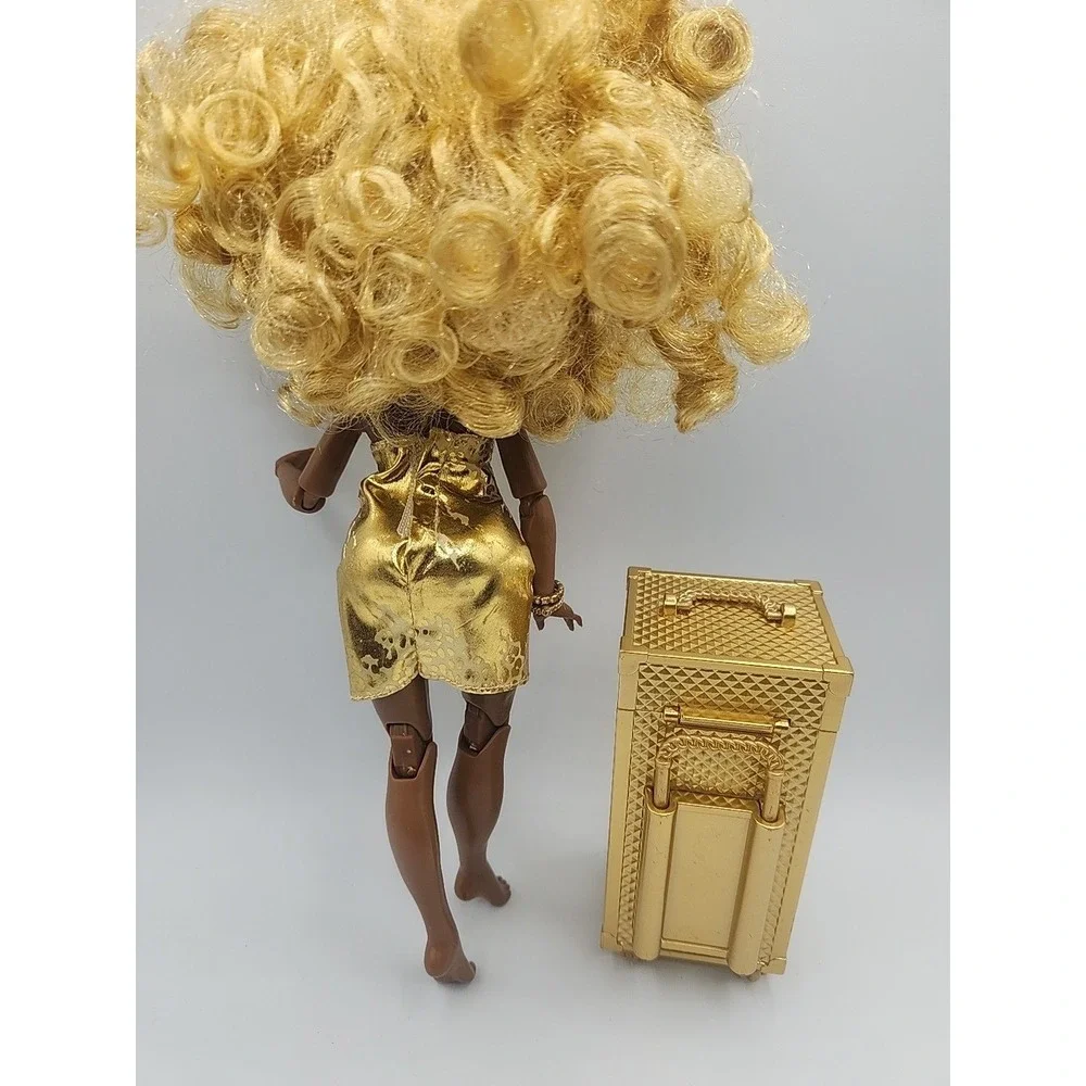 Rainbow High Meline Luxe Doll Rainbow Vision Gold Dress & Vanity Trunk Set